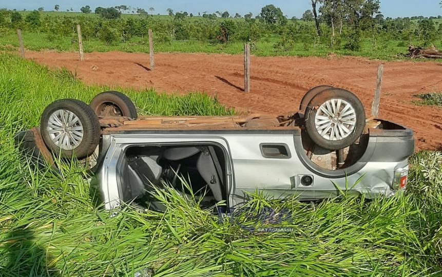 Veículo capotou na MS-040 / Imagem: Da Hora Bataguassu
