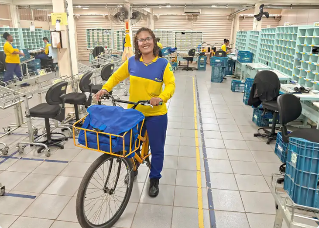 A carteira M&aacute;rcia Costa &eacute; querida na vizinhan&ccedil;a onde trabalha. Durante seu trajeto, &eacute; convidada para tomar um caf&eacute; ou um refresco entre uma entrega e outra. Foto: Rubens dos Santos Rocha/Correios