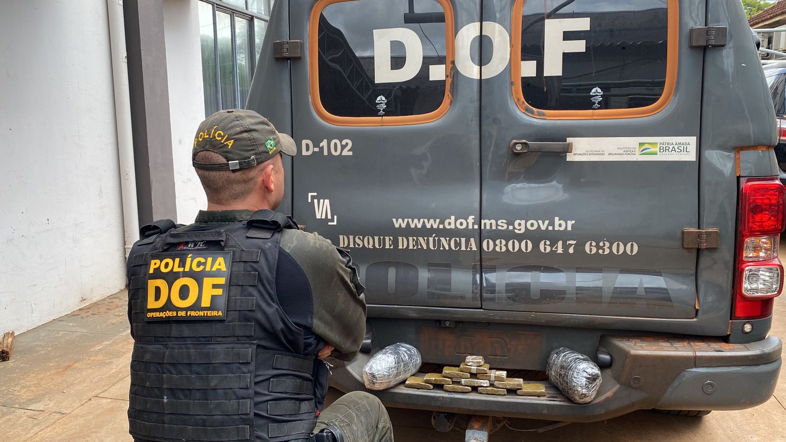 Foram apreendidos um quilo de maconha e um quilo de haxixe marroquino / Imagem: DOF/Divulga&ccedil;&atilde;o 