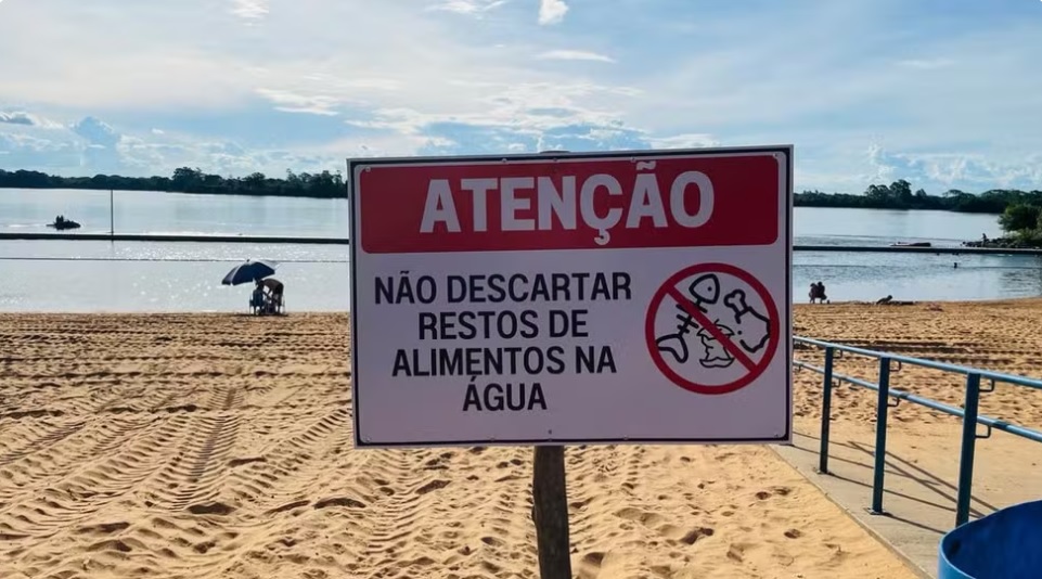 Prefeitura instalou placas com orienta&ccedil;&otilde;es aos banhistas no Balne&aacute;rio Municipal - Foto: Prefeitura de Rosana