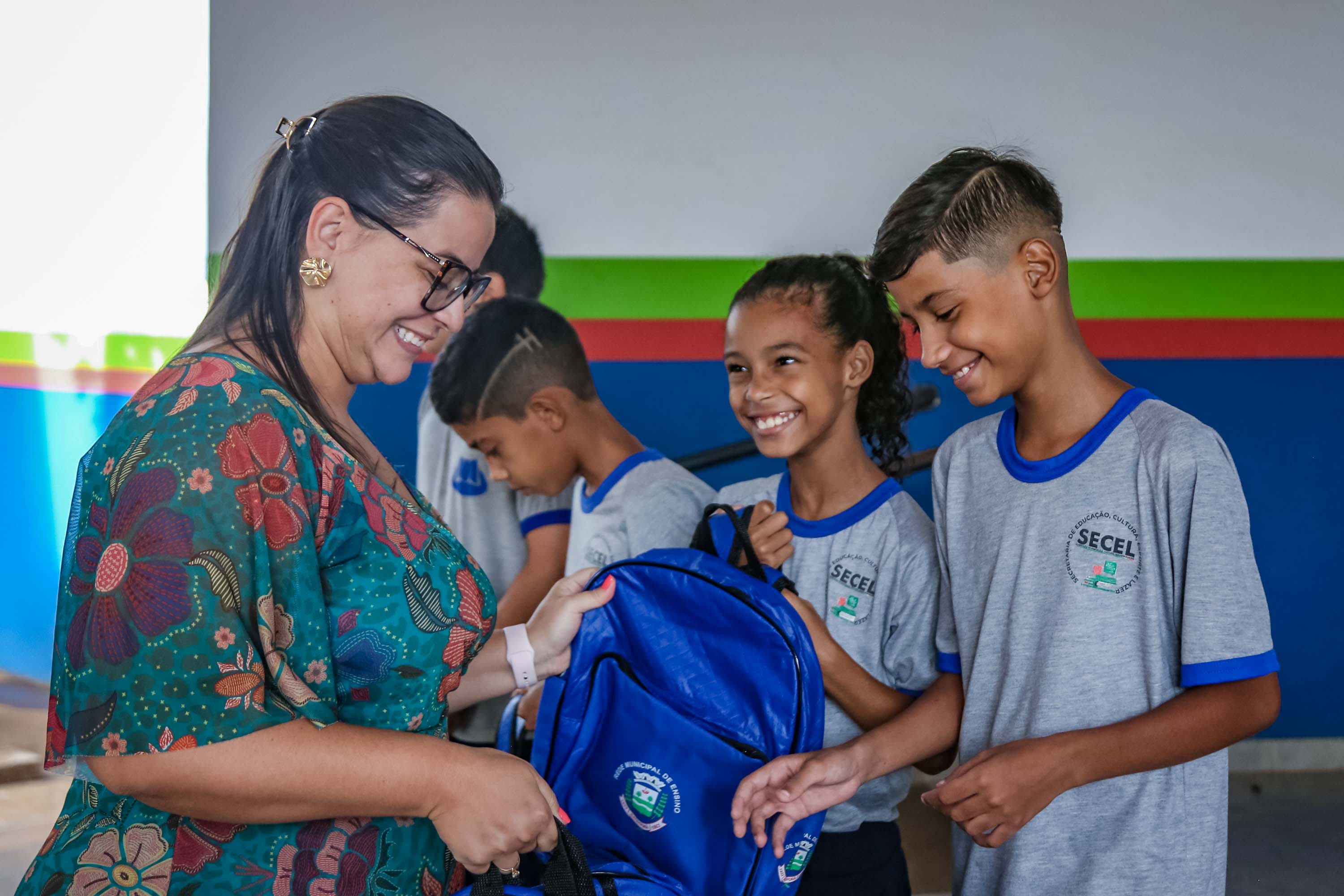Secretária Fernanda Scarlat visitou as escolas e acompanhou início das atividades - Foto: Prefeitura de Batayporã