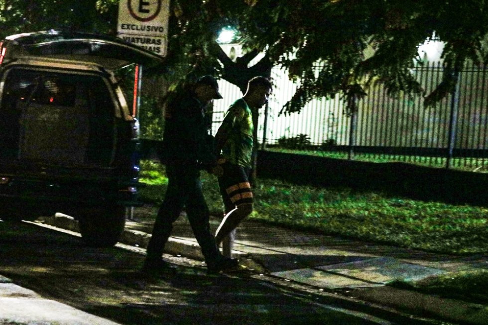 Momento que o suspeito chega preso na Delegacia - Foto: Ivinoticias