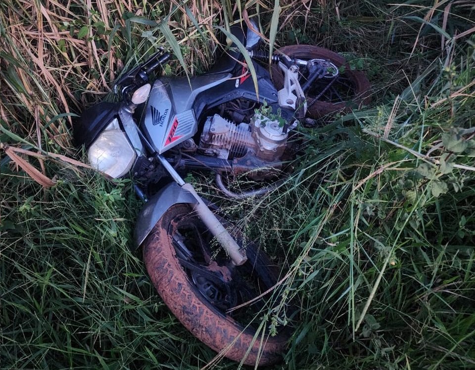 Moto utilizada no crime foi localizada em matagal - Foto: Pol&iacute;cia Civil/Divulga&ccedil;&atilde;o