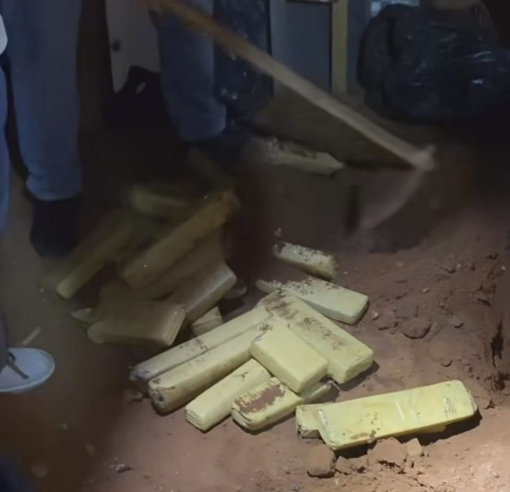 Tabletes de maconha que estavam enterrrados no quintal de resid&ecirc;ncia - Foto: Pol&iacute;cia Civil/Divulga&ccedil;&atilde;o